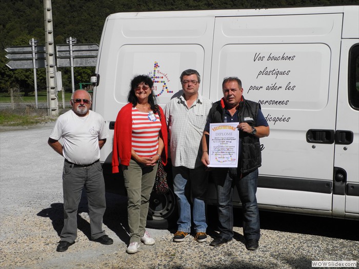 Remise du diplôme au directeur de l'intermarché de Cierp-Gaud