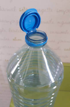 Bouchon solidaire de la bouteille